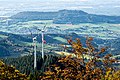 Die beiden Windräder an der Holzschlägermatte mit Gleitschirmflieger