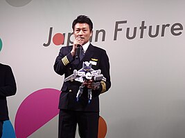 全日本空輸株式会社 広報部 ボーイング737機長の小川格郎氏は『トミカヒーローズ ジョブレイバー 特装合体ロボ』に登場するスカイブレイバーの玩具を携えて登壇した