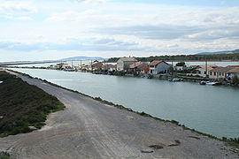 Les Aresquiers - canal du Rhône à Sète - à l'arrière plan colline de St-Clair (Sète).