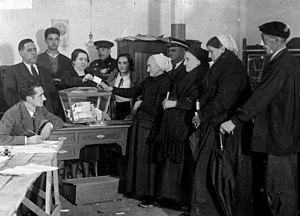 Historical photo showin women voting for first time on the Autonomous Statute referendum in the Basque Country.