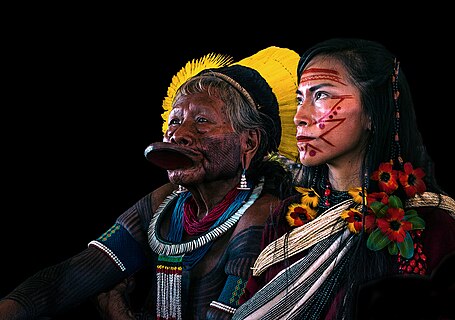 Chief Raoni Metuktire of the Kayapó people with an indigenous leader from other countries in Abya Ayalam (during the National Movement of Indigenous Peoples that takes place in the capital of Brazil).