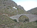 Ponte in pietra presso la spiaggia di Palamidas