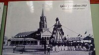 Fotografía de la Iglesia de Caldera y Bomberos en 1910, en el Centro Cultural Estación Caldera correspondiente al archivo privado de Sofía Sayago.