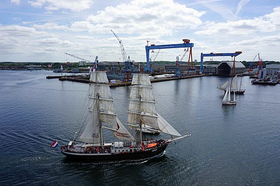 Die Mercedes ist ein Zweimaster. Das Segelschiff kann für Tages- und Abendfahrten gechartet werden und dient auch Empfängen.