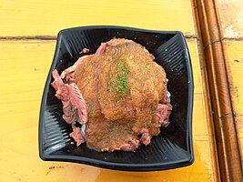 「麻布十番焼肉 BULLS 本店」のキッチンカーで提供されたサガリステーキ丼 - Galaxy A53 5Gで撮影