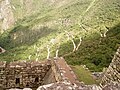 Vista da sinuosa estrada que leva à Machu Picchu.