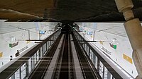 Detalle vista general en puente con dirección Fernando Castillo Velasco de la Estación Parque Almagro, en la comuna de Santiago.