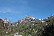 Vista da Chiappi, con la cima Reina ed il Santuario