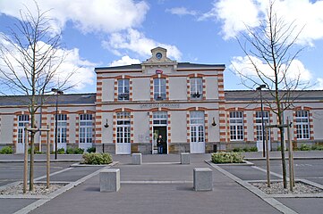 Dol de Bretagne station, street side