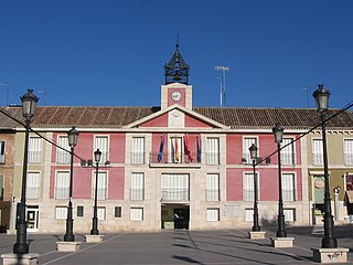 Vista de la fachada del Ayuntamiento / View of the facade of the Town Hall