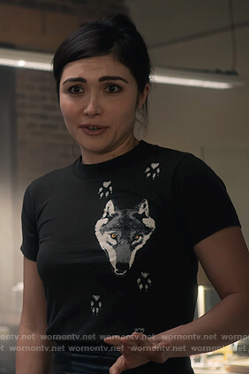 Cassidy’s black wolf print tee on What/If