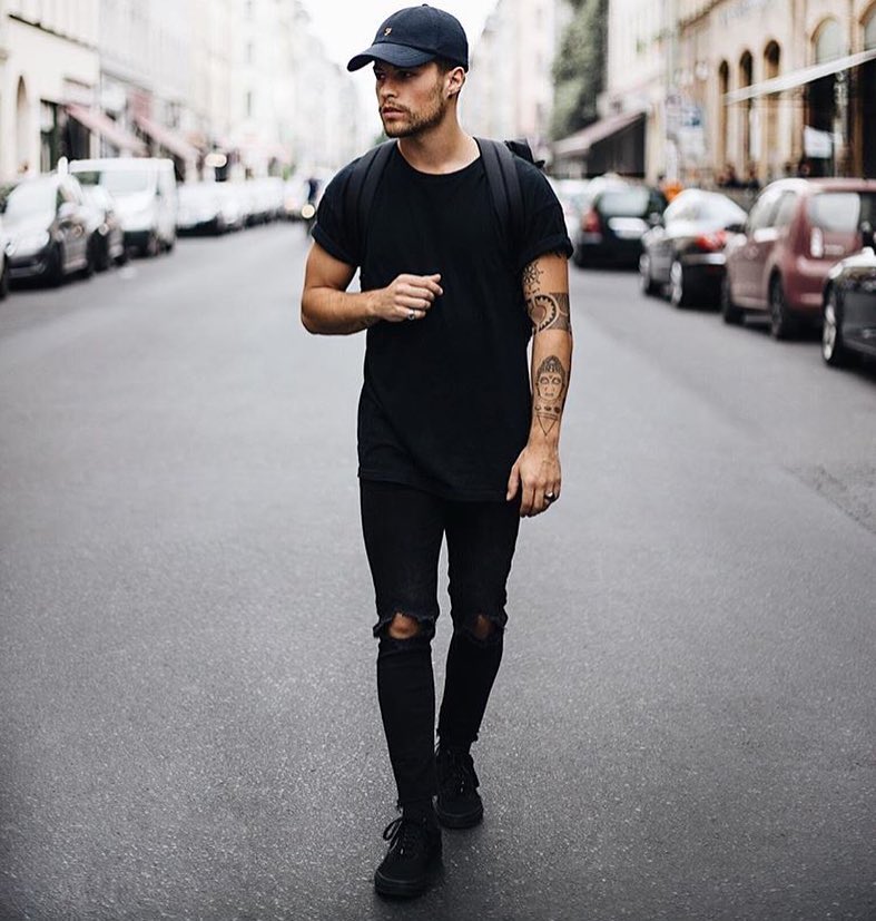 Black tee, black jeans, sneaker, baseball cap