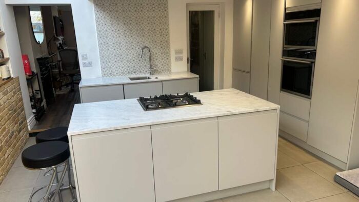 Modern Stone Grey J Handled Kitchen with Island – Hotpoint Neff CDA Appliances – Quartz Worktops