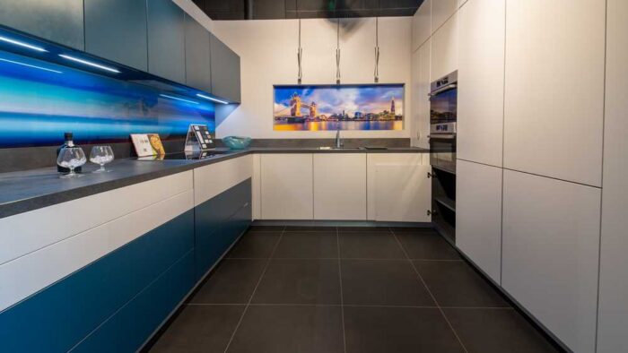 Ex Display Schmidt Loft Everest Cool White & Moody Blue Kitchen – Bosch Appliances – Oxid Blue Laminate Worktops