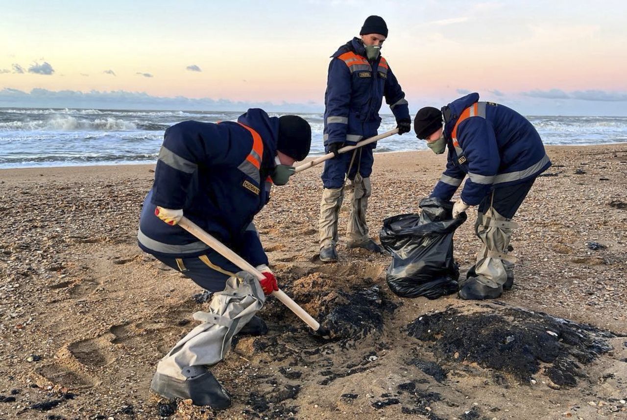 Fuel oil spill wreaks havoc on Black Sea coastline