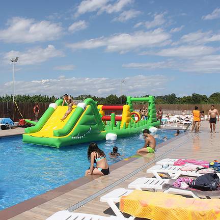 hindernisbaan zwembad camping resort els pins malgrat de mar spanje