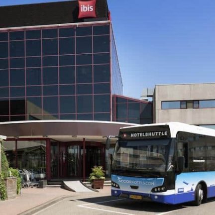 Bus voor het Ibis hotel op Amsterdam Schiphol