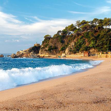 Golven op het strand aan de Costa Brava in Spanje