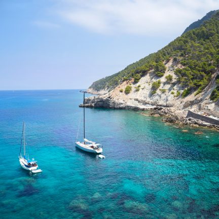 Zeilboten op zee bij Mallorca