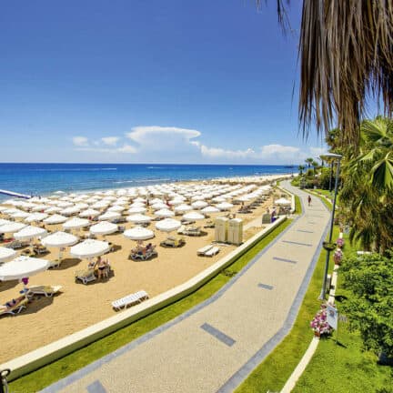 Strand van Barut Hemera Resort & Spa in Side, Turkse Rivièra, Turkije