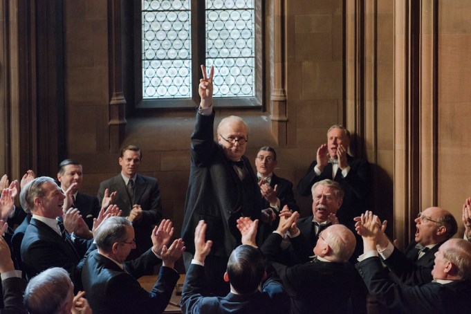 4106_D013_00374_CROP(ctr) Gary Oldman stars as Winston Churchill in director Joe Wright's DARKEST HOUR, a Focus Features release.Credit: Jack English / Focus Features