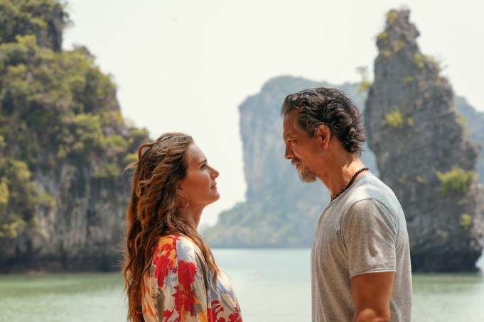 Mother of the Bride. (L-R) Brooke Shields as Lana and Benjamin Bratt as Will in Mother of the Bride. Cr. Sasidis Sasisakulporn/Netflix © 2024