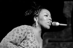 American singer-songwriter Roberta Flack performs on stage at Ronnie Scott's, London, 1972. (Photo by Michael Putland/Getty Images)