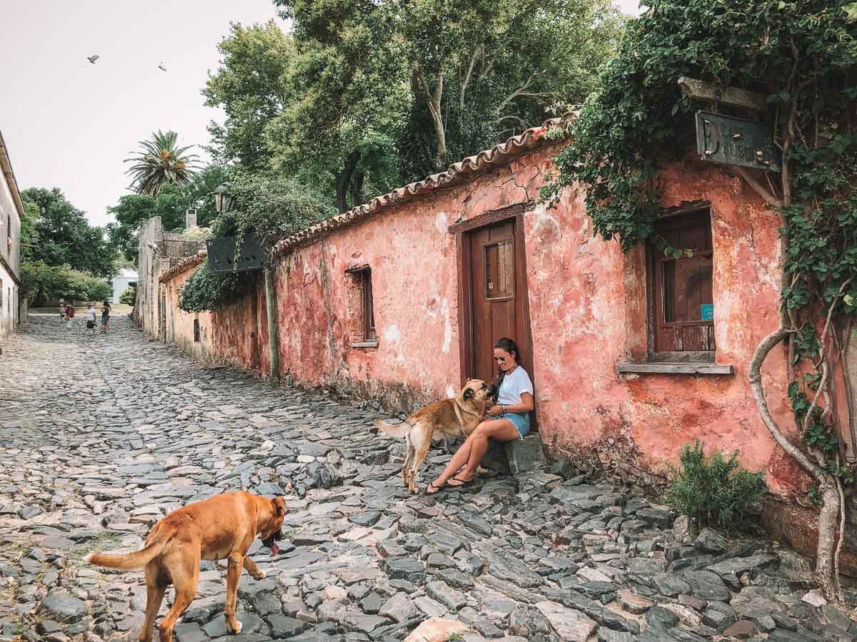 Calle de Los Suspiros, um dos principais pontos turísticos de Colonia del Sacramento, Uruguai