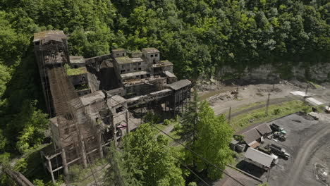 Rusty-freight-cableway-above-abandoned-Chiatura-mining-plant,-Georgia