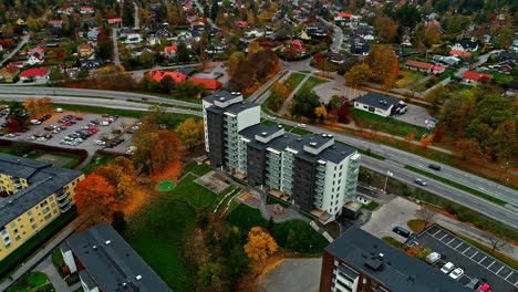 Aerial-drone-forward-moving-shot-over-a-building-complex-with-a-park-in-Stockholm,-Sweden-on-a-cloudy-day