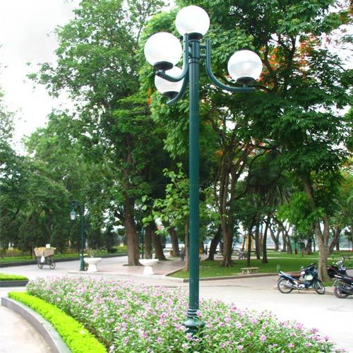 Retro Aluminum Four Globe Street Lighting With Polished Base