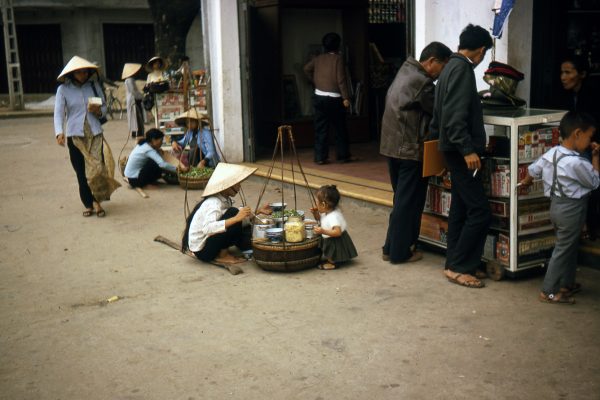 ao-dai-ban-ve-so-da-nang-1970_4170824338_o