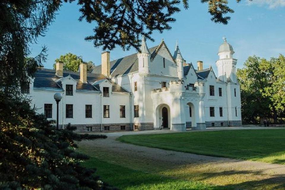 Alatskivi Castle in summer greenery