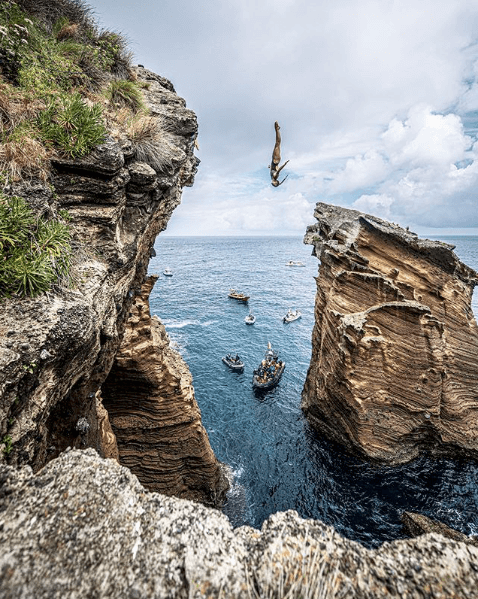 wide-shot-diving-red-bull