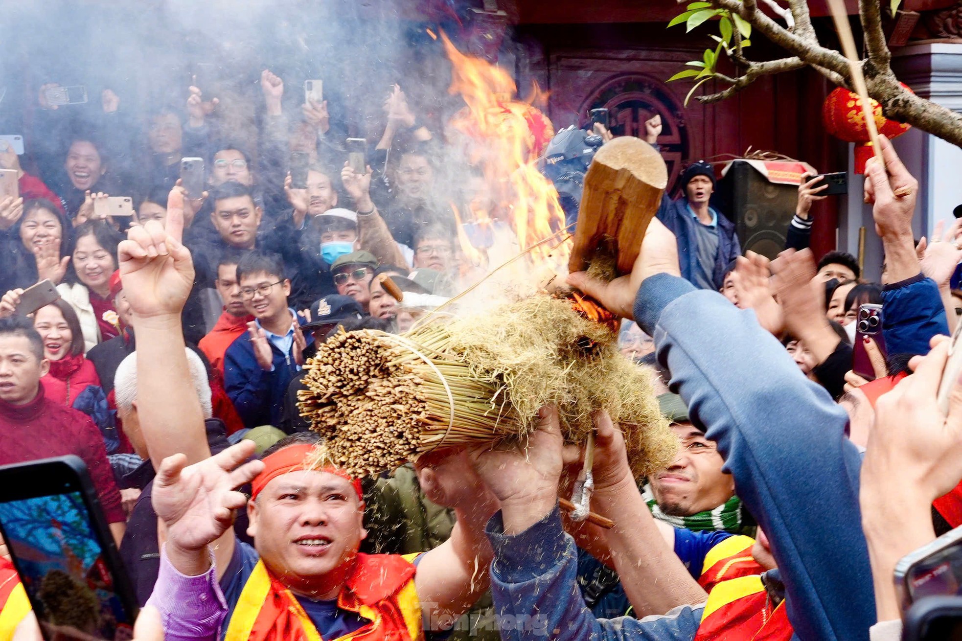 Thousands of people surrounded the yard of Thi Cam village communal house to watch the fire-blowing and rice-cooking competition.