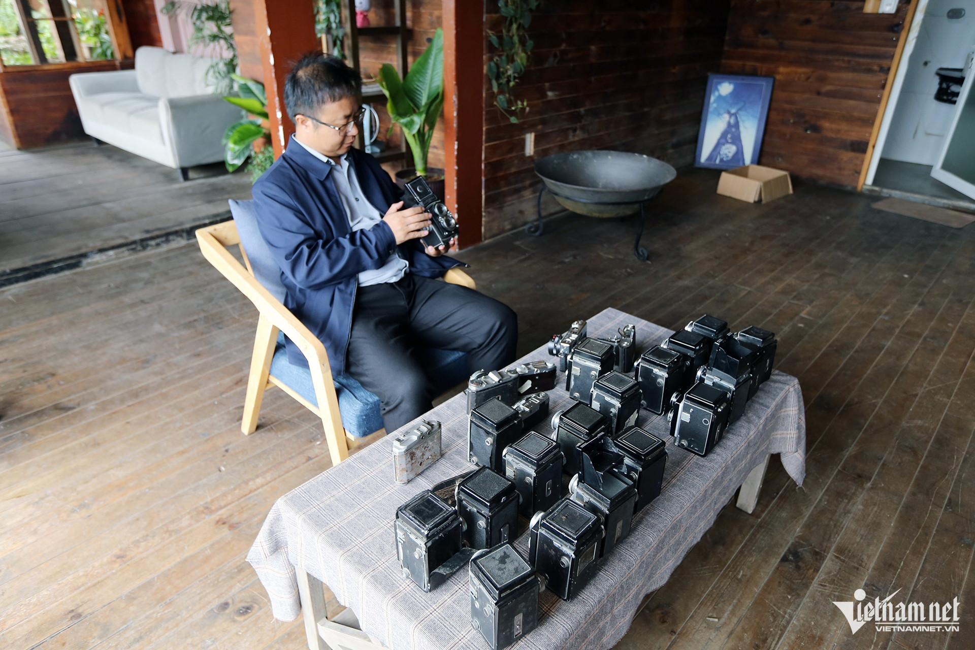 Man in Da Lat has been collecting antique cameras for over 10 years, ready to give them to those who like them