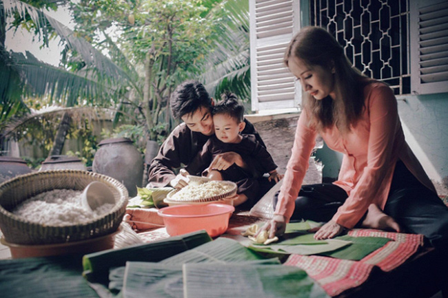 Bánh chưng: Bạn đã thưởng thức bánh chưng thập cẩm chưa? Hương vị độc đáo, ngọt ngào từ gà, xúc xích, nấm và cốm sẽ làm bạn mê mẩn. Hãy xem hình ảnh bánh chưng truyền thống đang được chế biến để cảm nhận ngay khí thế đón Tết đầy trọn vẹn.