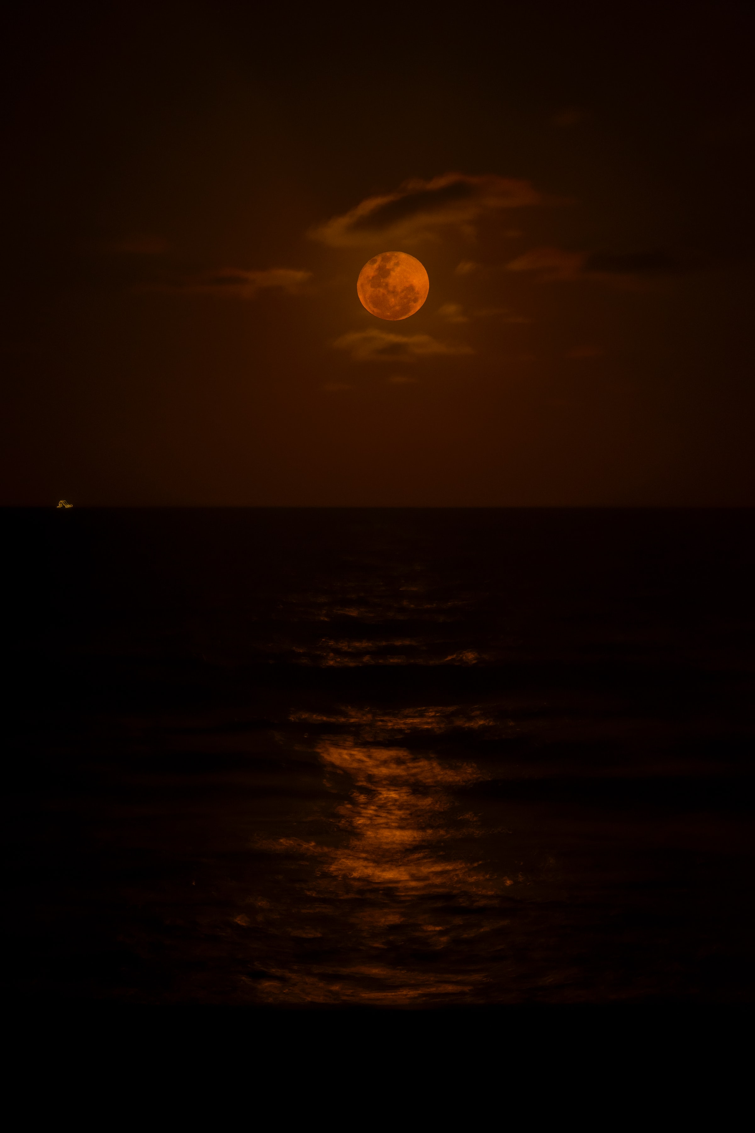 78947 baixar papel de parede lua, mar, noite, escuro, trevas, escuridão - protetores de tela e imagens gratuitamente