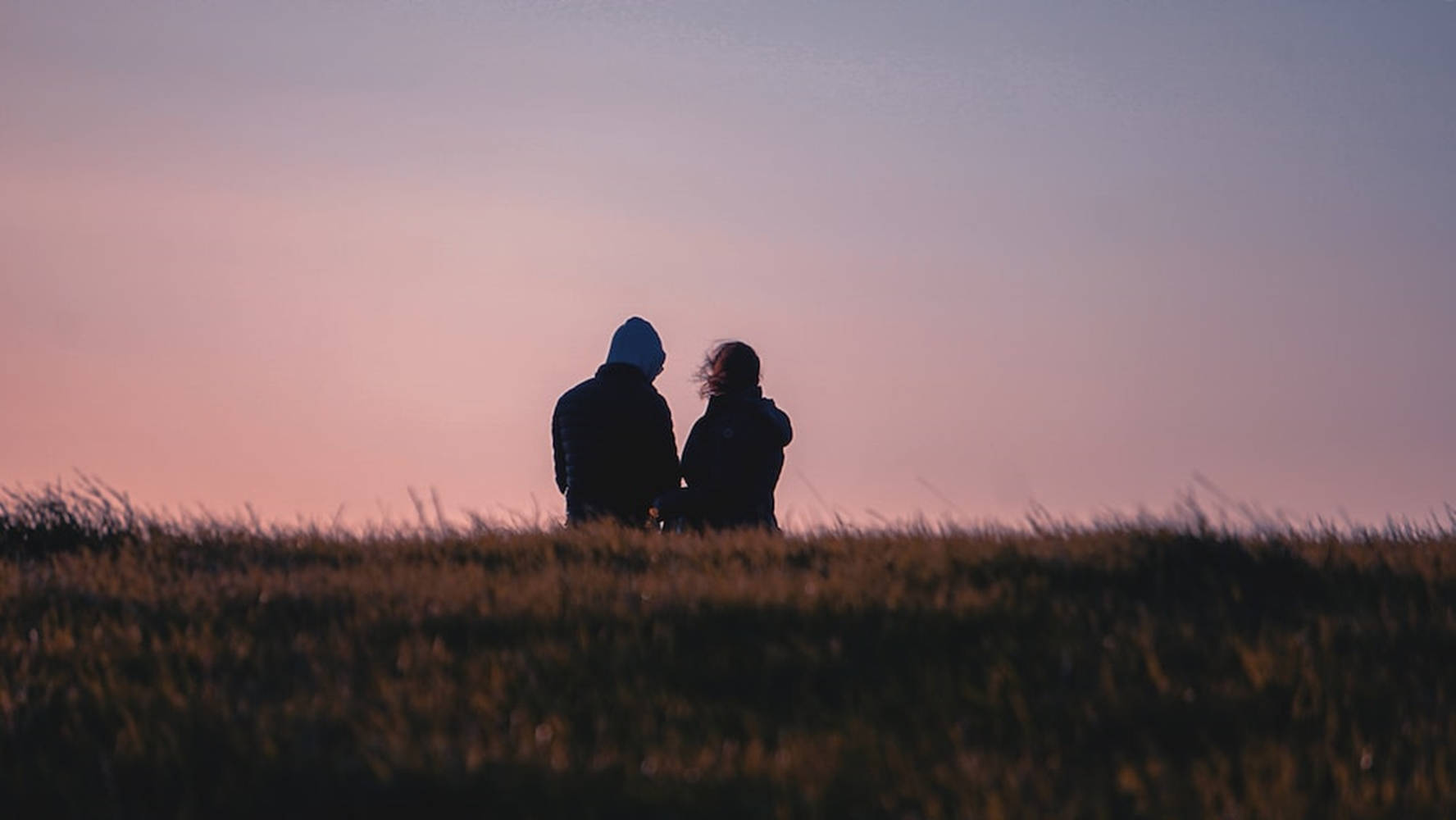 Aesthetic Couple In Grassy Park Wallpaper