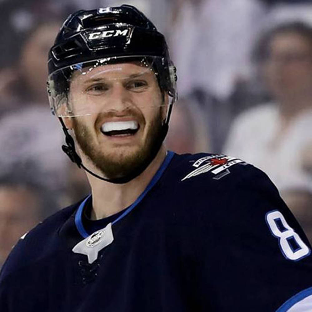 Closeup De Jacob Trouba Sorrindo Enquanto Usa Protetor Bucal De Proteção. Papel de Parede