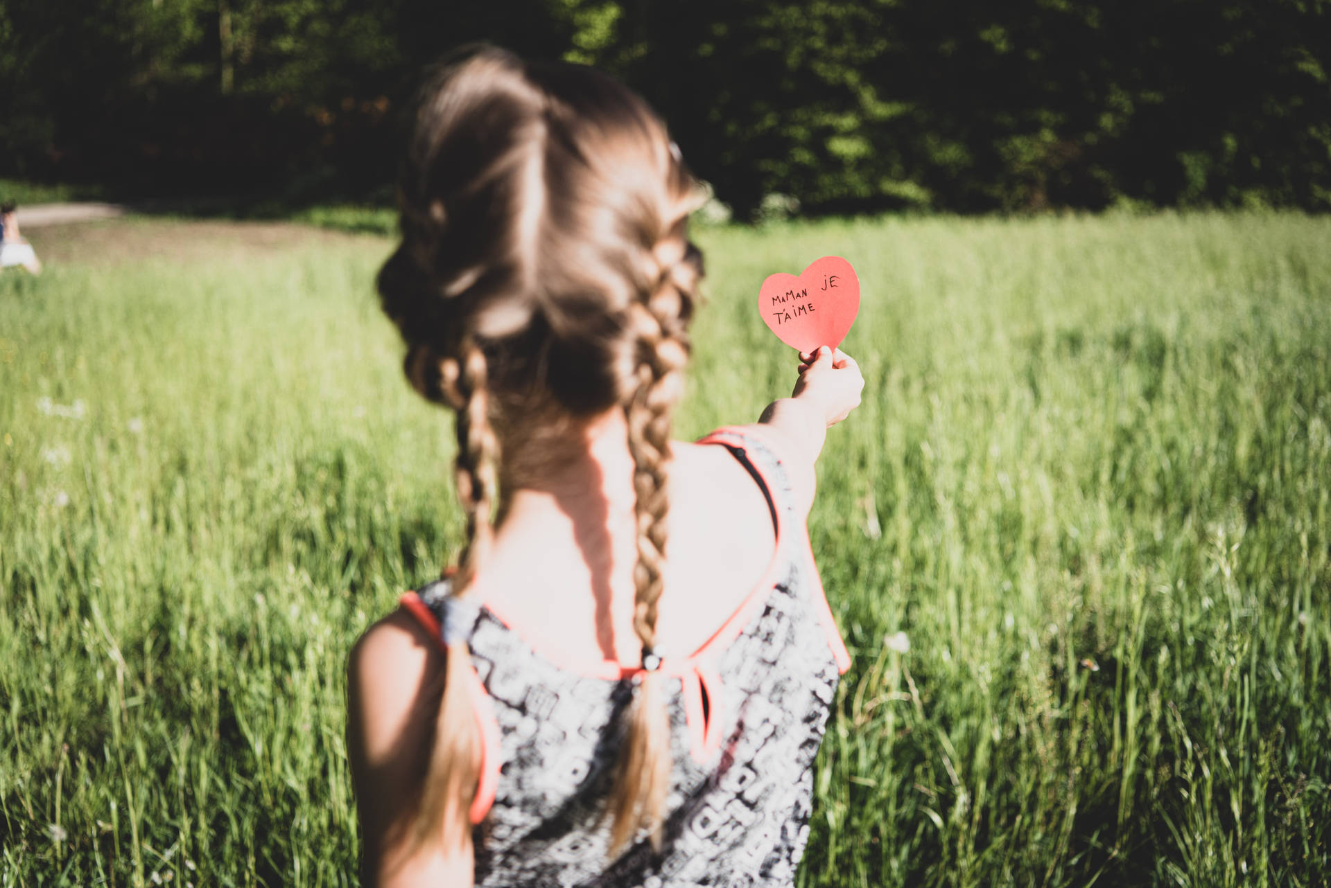 Ragazza Che Tiene La Carta Di Festa Della Mamma Sfondo