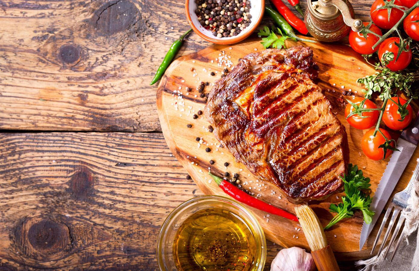 Carnede Bistec A La Parrilla En Tabla De Madera Fondo de pantalla