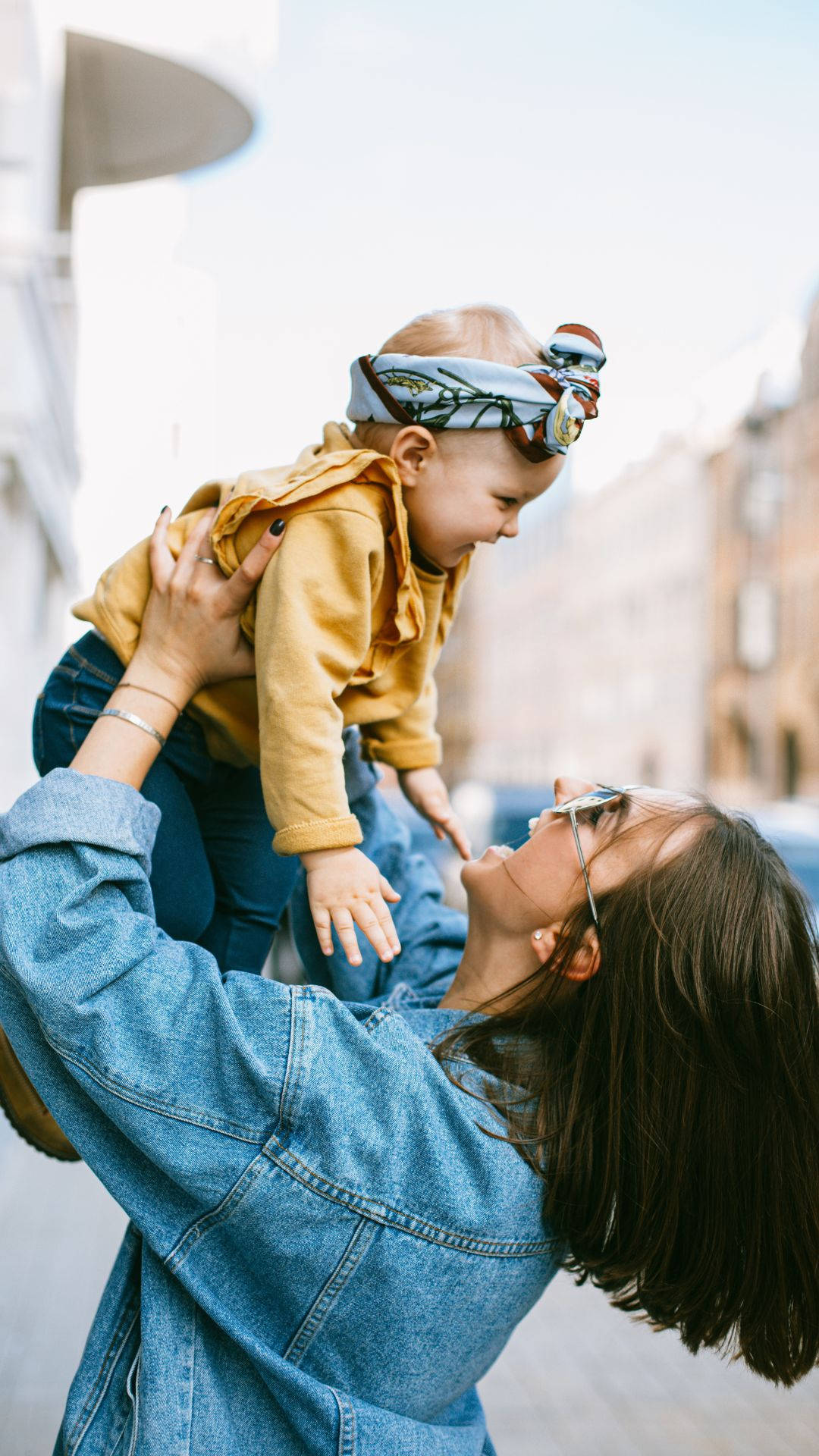 Mammache Solleva Il Bambino Sfondo