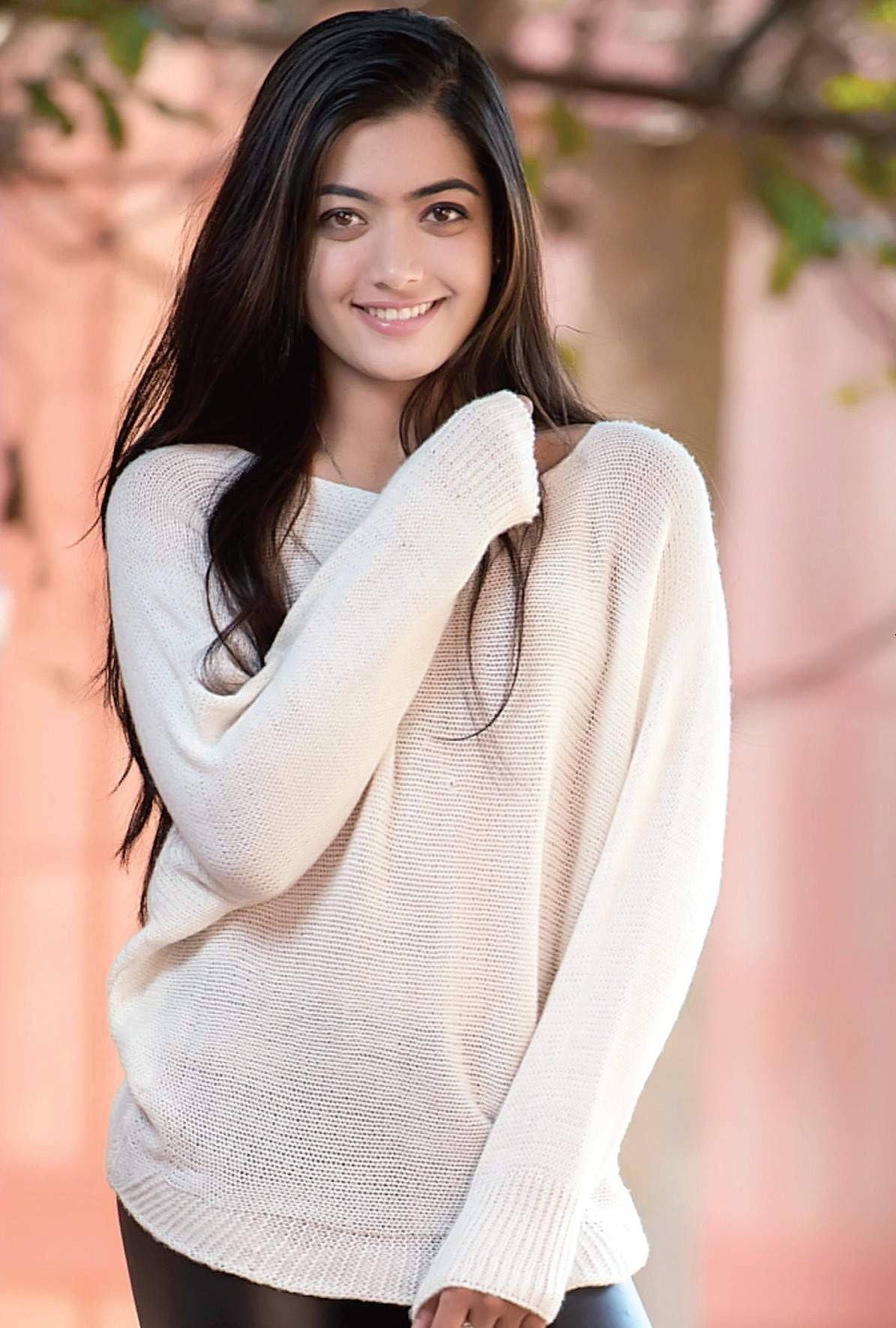 Simple Rashmika Mandanna HD Wallpaper