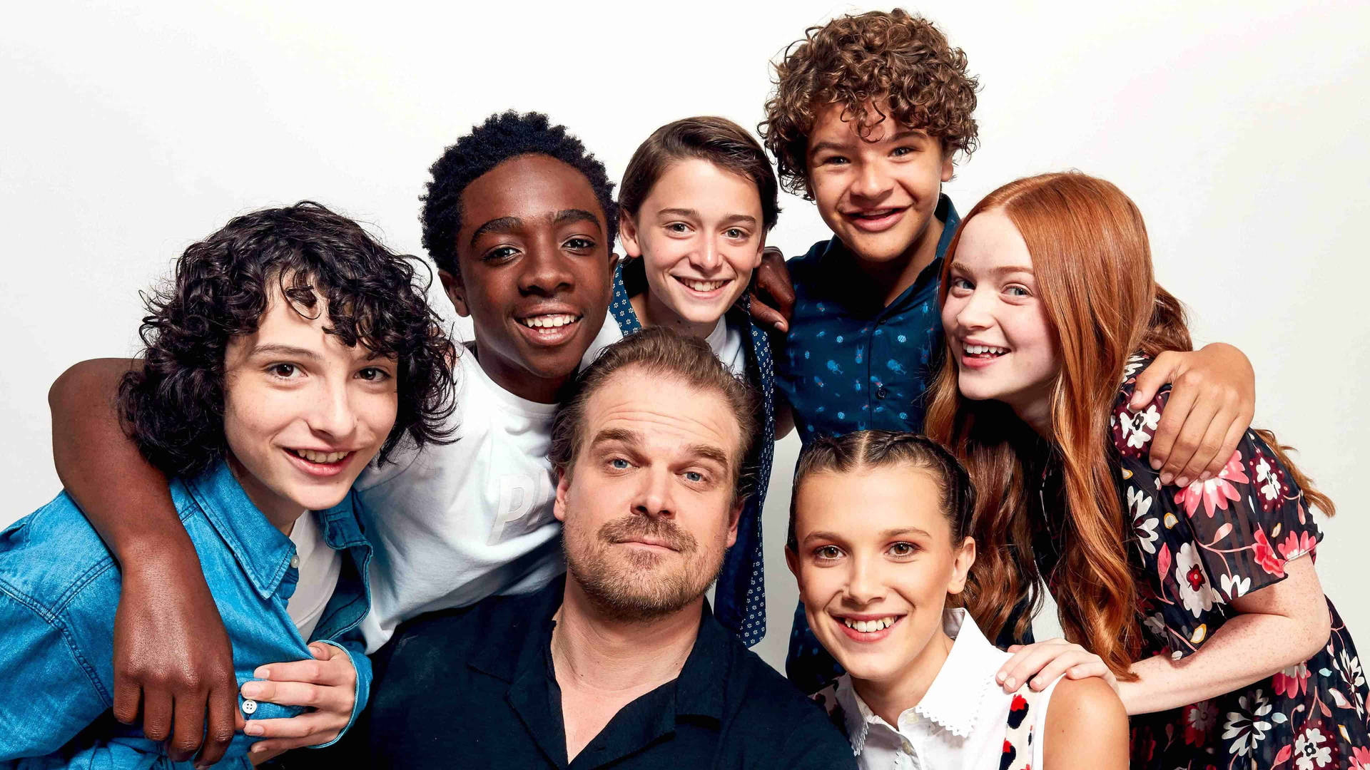 The cast of Stranger Things united in Hawkins Wallpaper