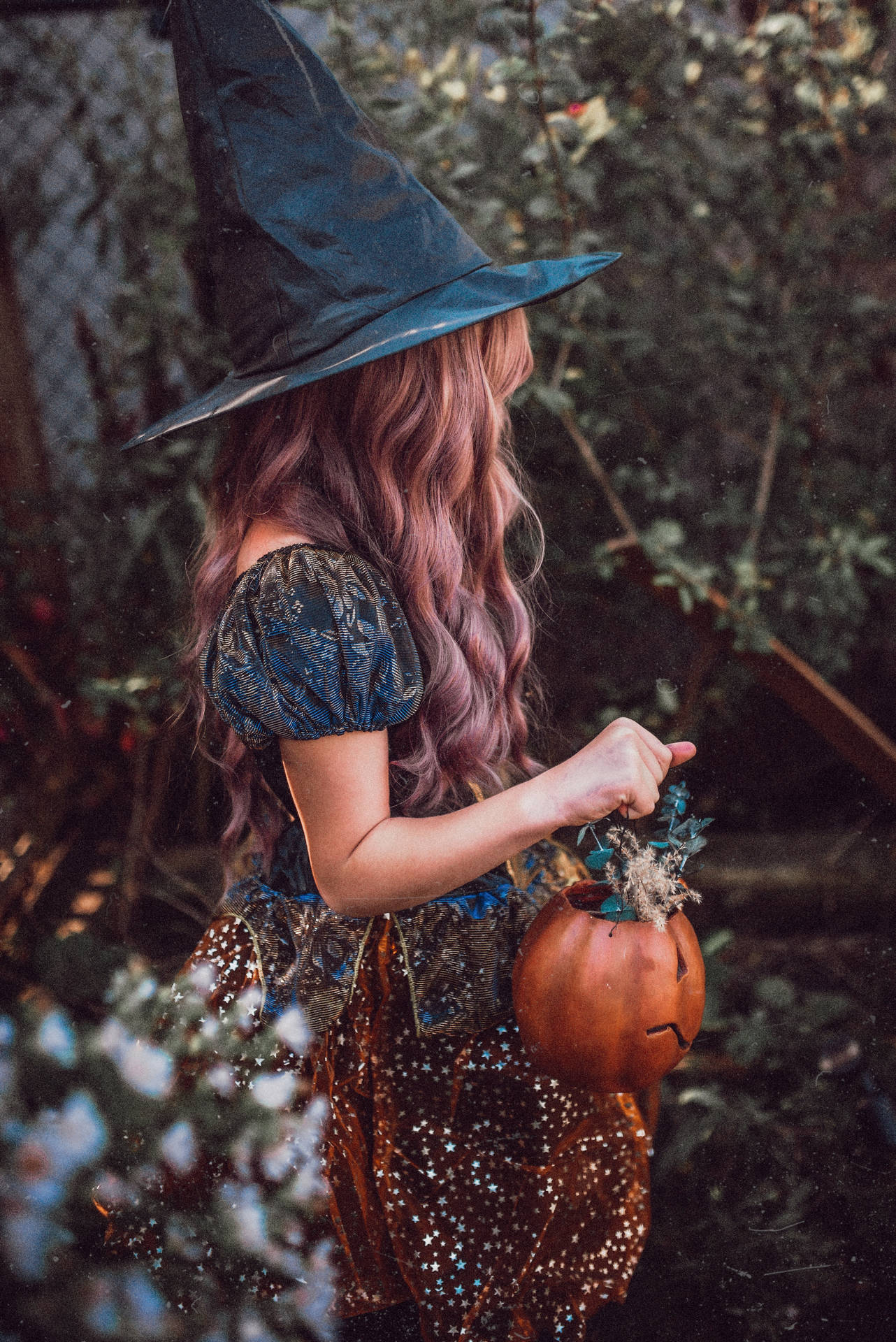 Mujersosteniendo Una Cesta De Calabaza Espeluznante. Fondo de pantalla