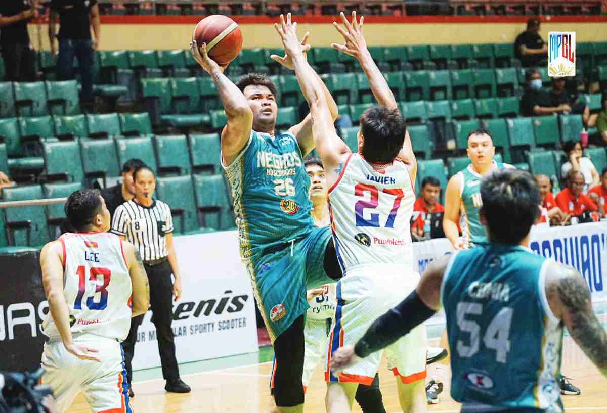 Negros Muscovados’ Germy Mahinay has been slapped with an indefinite suspension and a fine for his dirty play against Zamboanga Master Sardines’ Rey Barcuma. (MPBL photo)