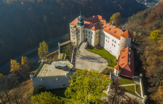 film o Zamku Pieskowa Skała, oddziale Zamku Królewskiego na Wawelu