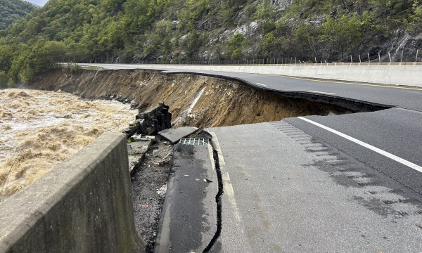 I-40 flood damage at NC and TN border