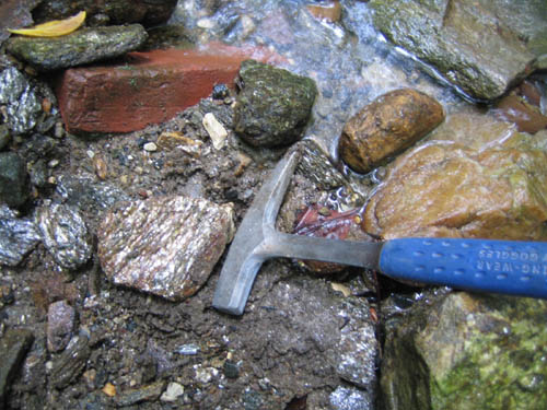 typical size of mica and garnet specimen